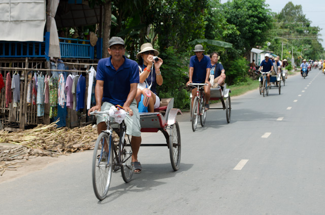 Guests from the Green and Red groups zip along past us, headed in the opposite direction. Photo © 2013 Aaron Saunders